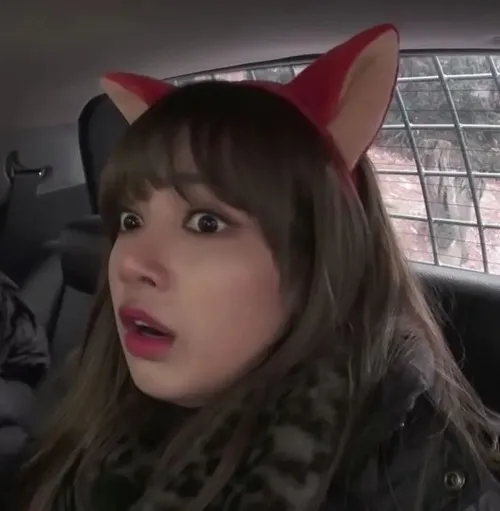 Ảnh chế biểu cảm bé gái Chloe ngạc nhiên trước điều khó hiểu