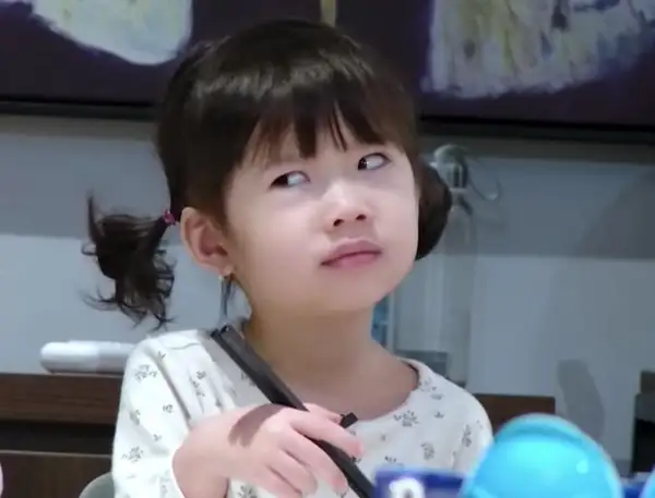 Meme em bé liếc ngang khó chịu thật dễ thương