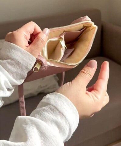 Lương chưa về, ví rỗng cười gượng gạo