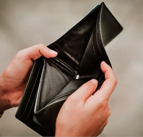 Lương chưa về mà ví đã trống rỗng