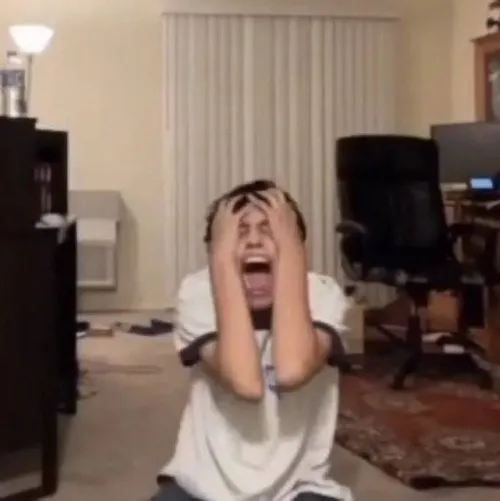 Meme hài gương mặt sợ hãi tái mét khi bị hù