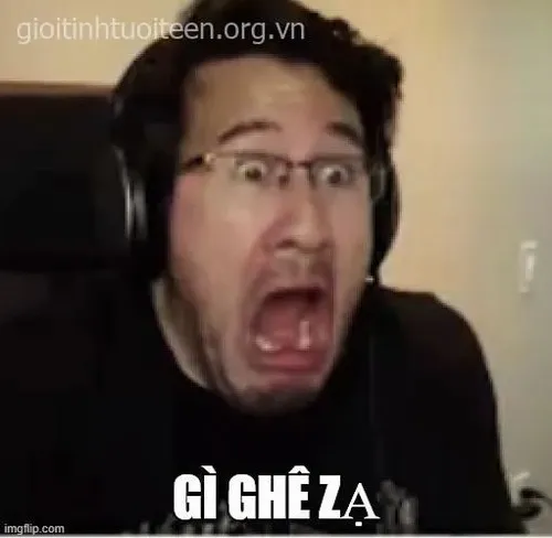 Meme biểu cảm sợ hãi cứng người trong tích tắc