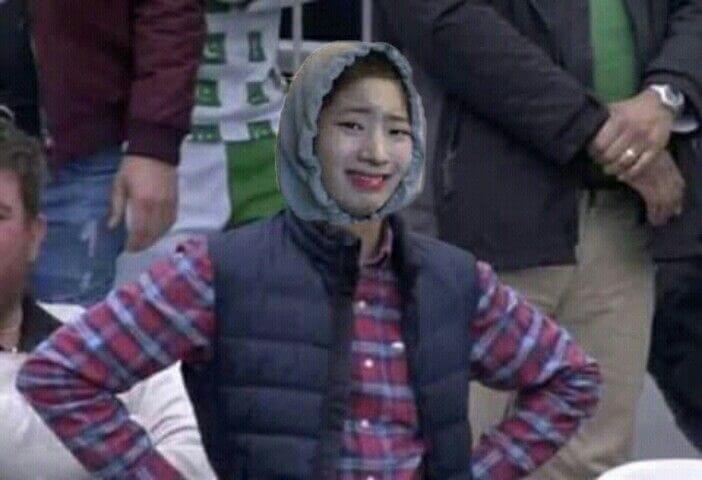 Meme chống nạnh và ngôn ngữ hình thể hài hước thời mạng xã hội