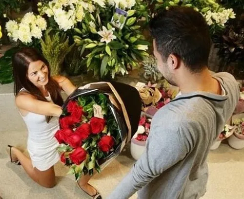 Meme bó hoa sắc vàng ấm làm dịu cuộc trò chuyện.