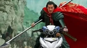 Lữ Bố cầm phóng lợn trên xe máy siêu ngầu và cool