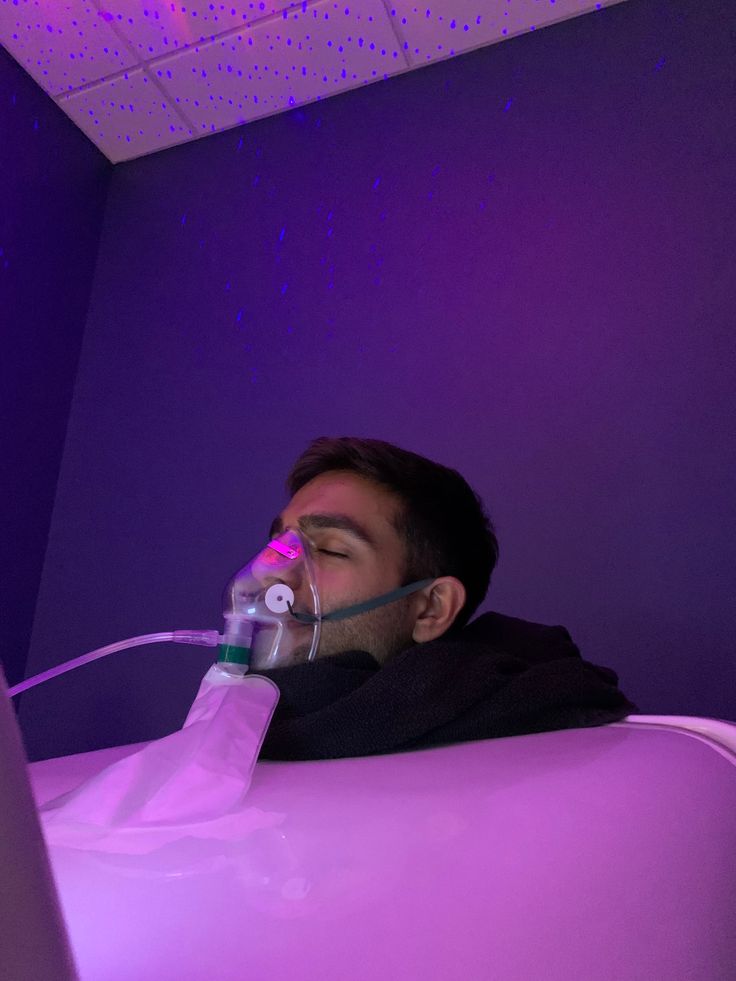 Xỉu ngang phải thở bình oxy vì bị bố mẹ bắt quặt