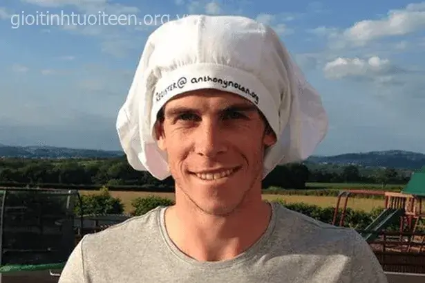 Hình chế meme vui gương mặt ngại trong meme úp mặt vào tường