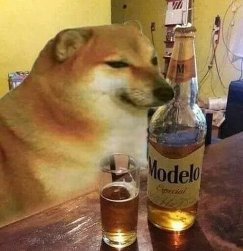 Ảnh chế chó vàng tủi thân thể hiện nụ cười méo ngọng chữ