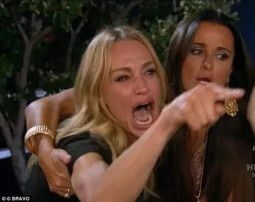 Dùng meme chỉ tay để tạo điểm rơi hài hước trong bình luận