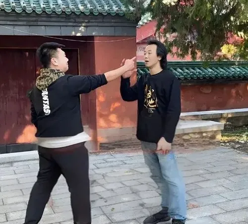 Hình meme hài pha cú chỉ mặt kèm ánh mắt sắc khiến phản ứng ngay