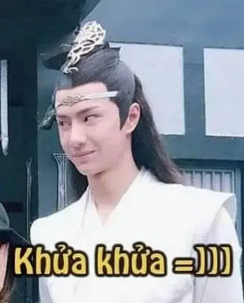 Meme chế biểu cảm cười ranh phả ra cảm giác tinh quái úp mở