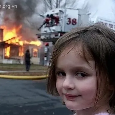 Ảnh vui ánh nhìn nghiêng cười khoé mép tạo hiệu ứng rắp tâm