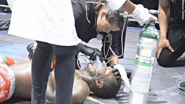 Ngất xỉu phải thở bình oxy khi bạn tiết lộ kết phim