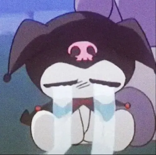 Mèo Hello Kitty buồn nhìn xuống với đôi mắt long lanh.