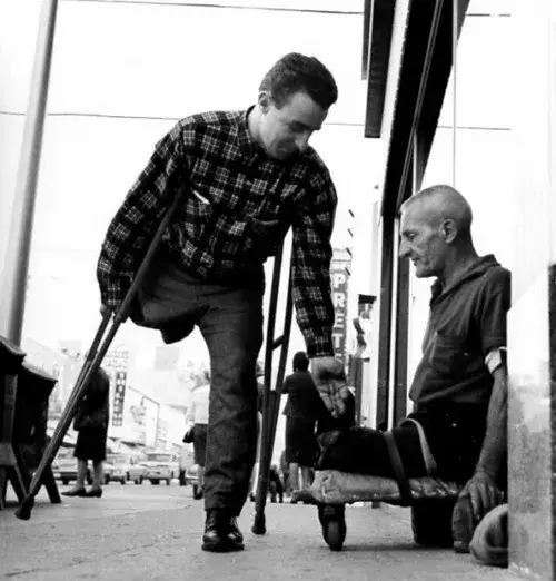 Meme biểu cảm xúc động sâu qua ánh mắt rưng rưng