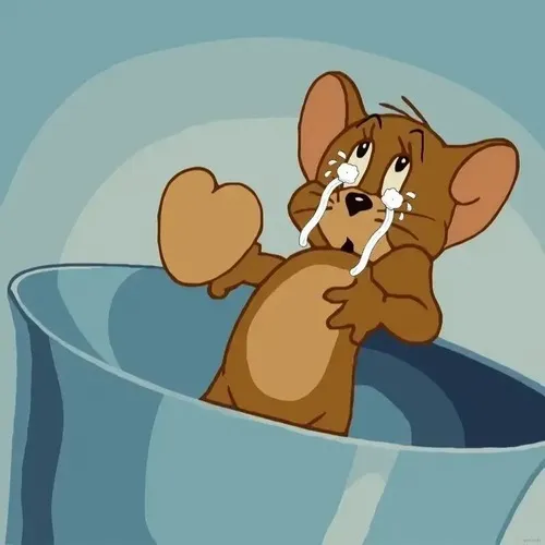 Meme chuột khóc gương mặt buồn ánh mắt đẫm lệ