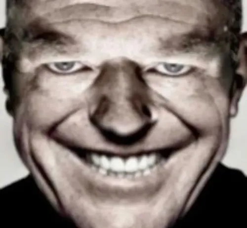 Hình meme gương mặt cười đểu với nhếch môi lệch đặc trưng