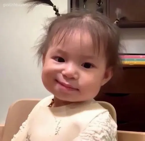 Meme em bé cười châm chọc tạo giọng điệu đá xoáy rõ rệt