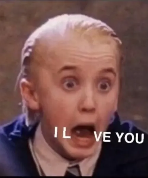 Ảnh chế Cậu Bé Sống Sót cầm kính tròn soi pháp lực