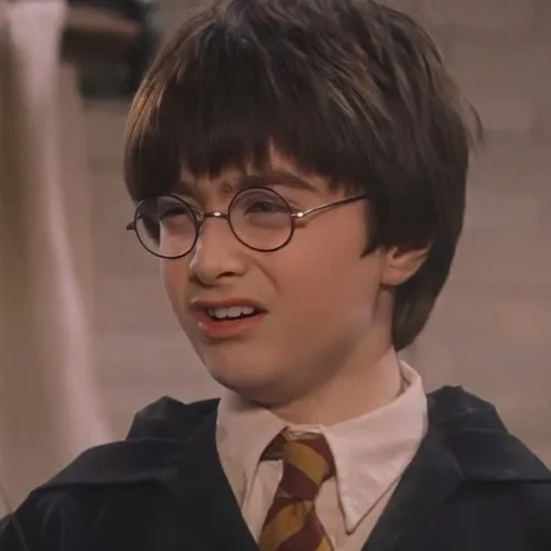 Hình meme hài Ron Weasley giấu chổi bay sau lưng đầy ngại ngùng