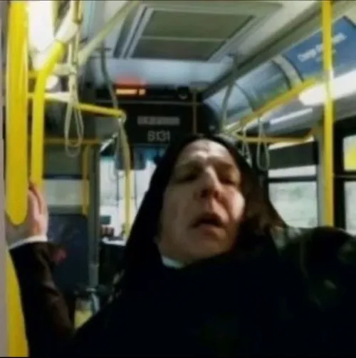 Meme Người mang sẹo chớp bật phép phòng vệ trong bóng tối