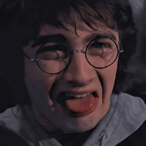 Ảnh troll Hermione Granger cầm thư viện pháp thuật chạy hớt hải