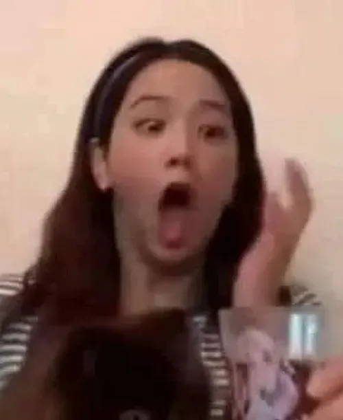 Hơi hướng hốt hoảng nhẹ trong meme hợp phản ứng bất ngờ vui nhộn