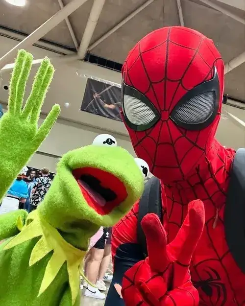 Bộ dạng đỏ xanh nổi bật của chiến binh nhện tạo nên loạt meme gây cười bất tận