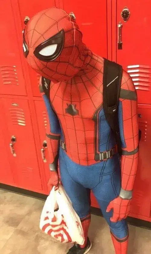 Ảnh chế người canh gác mái nhà treo ngược gợi hoạt động ban đêm quen thuộc