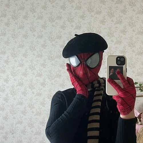 Ảnh troll người nhện rướn người bám dính cho thấy sức bật vượt trội của cậu