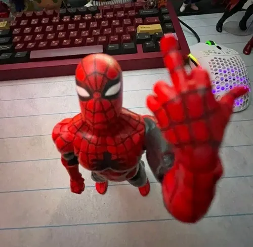 Chất hài hước khi giao chiến của người bắn tơ tạo biểu cảm đậm màu meme