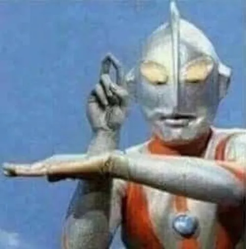 Tư thế chữ thập của Ultraman làm bùng nổ những cảnh tượng trớ trêu khó nói