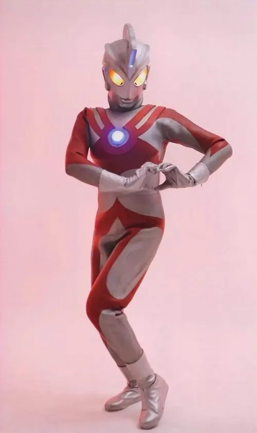 Ảnh vui Ultraman cùng cảnh chiến đấu Kaiju trở thành nền hài hước