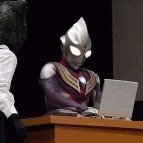 Meme chế Hayata nhập thể cùng ánh quang bao quanh thân giáp