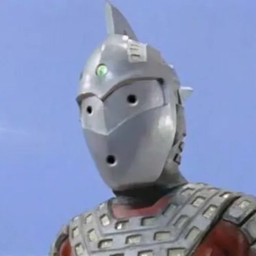 Meme siêu nhân điện quang thể hiện tư thế khoanh tay chữ thập cùng giáp bạc đỏ