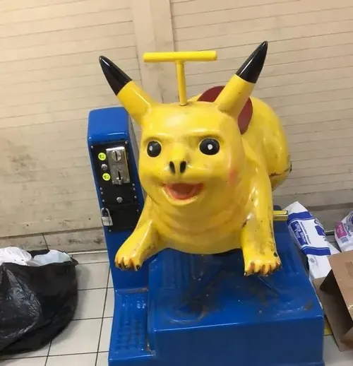 Ảnh chế Pikachu nghiêng đầu thể hiện tai chóp đen rung nhẹ