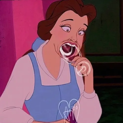 Ảnh chế nàng Disney khoe nét diễn ngộ nghĩnh cùng váy đặc trưng