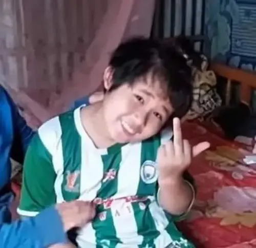 Hình chế meme vui dáng điệu tếu táo cười rộ giữa bối cảnh hài