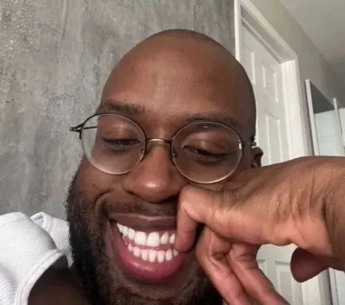 Meme chế đôi mắt nheo tạo nét phá lên đầy sức lan tỏa