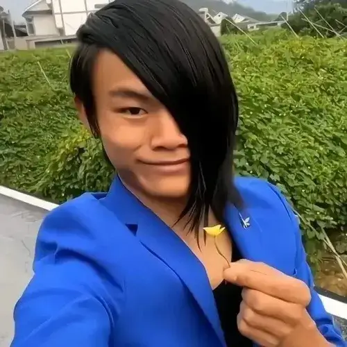 Ảnh troll dáng điệu cười khoái trá bật hơi giữa cảnh vui tự nhiên