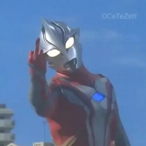 Sự hài hước nảy sinh khi Ultraman khoanh tay phóng tia giữa tình huống đời thường