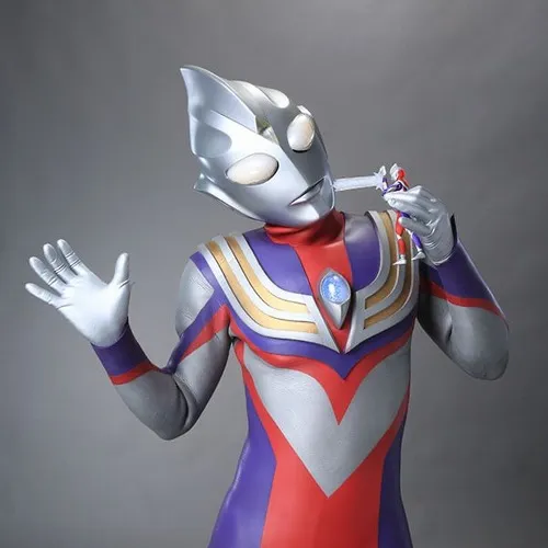 Ảnh troll Ultraman cho thấy dáng thủ thế tạo cảm giác mạnh mẽ