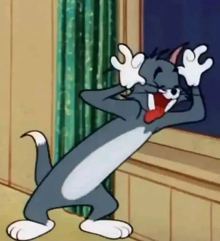 Meme mèo Tom cười gai góc rất hợp cho phản ứng giấu ẩn ý