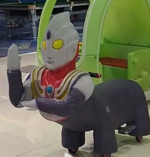 Ảnh vui người khổng lồ bạc trong dáng khoanh tay đầy kịch tính