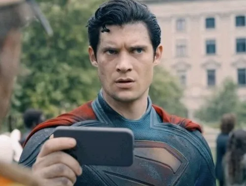 Ảnh meme vui Clark Kent bật siêu thính giác đầy tập trung