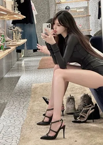 Gái đẹp Trung Quốc diện chân váy ngắn khi dạo phố cùng bạn bè, nụ cười tươi cùng phong cách trẻ trung khiến khung cảnh trở nên sống động và đầy sức sống