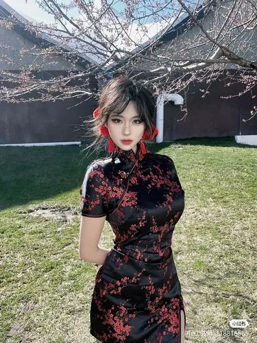 Hình gái đẹp Trung Hoa diện váy xếp ly tạo dáng bên lan can, đôi chân dài thon nổi bật, outfit mang hơi hướng học đường pha chút quyến rũ khiến người nhìn khó rời mắt