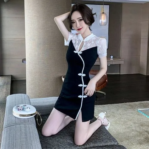 Thiếu nữ Trung Quốc mặc váy ngắn ôm nhẹ cơ thể khi dạo phố tối, ánh đèn phản chiếu tạo nên thần thái hấp dẫn, tổng thể vừa năng động vừa gợi cảm tinh tế