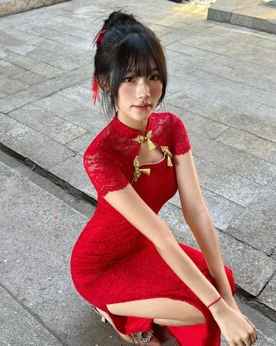 Ảnh hot girl xứ Trung mặc chân váy ngắn phối croptop đơn giản, đứng giữa con phố đông người, thần thái tự tin cùng nụ cười nhẹ tạo cảm giác rất cuốn hút và đẹp tự nhiên