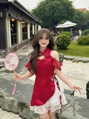 Mỹ nữ Trung Hoa diện váy mini ôm body trong quán cà phê, ánh sáng nhẹ làm nổi bật đường nét thanh tú, tổng thể mang lại cảm giác sexy nhưng vẫn rất thanh lịch